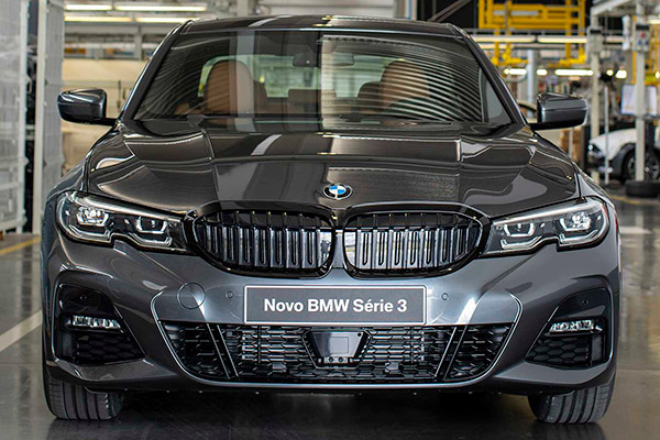 BMW-320i-05